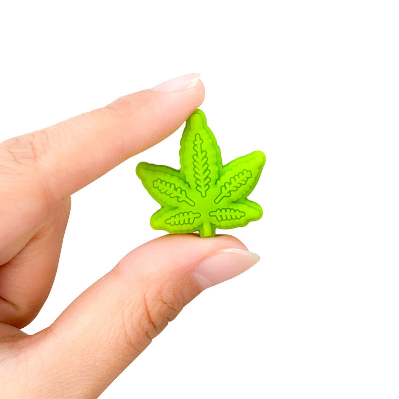 Venta al por mayor 10 piezas de cuentas de silicona de hoja de arce